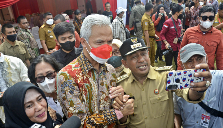 Harum Pilpres 2024 Foto Ganjar Pranowo Persis Ikuti Jejak Jokowi Tersebar, Ada yang Nyeletuk: Pencitraan dengan Sutradara yang Sama?