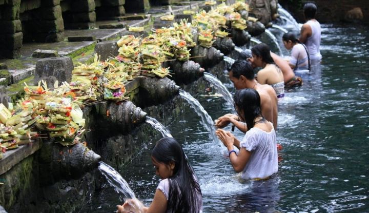 Mengenal Tradisi Melukat: Upaya Penyucian Rohani Masyarakat Bali