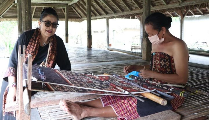 Ketua Dekranasda Bali Tatap Muka dengan Penenun Gringsing di Tenganan
