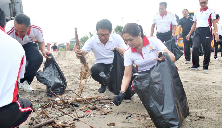 KORPRI Kabupaten Badung Bersihkan Pantai Jerman, Kumpulkan 26 Ton Sampah Pantai