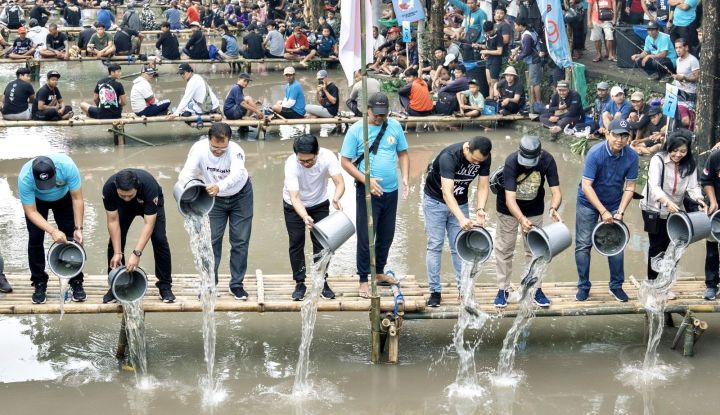 Sekda Adi Arnawa Buka Lomba Mancing Air Deras di Banjar Peliatan Kerobokan