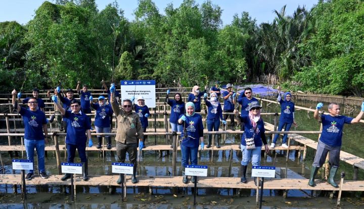 Dukung Pelestarian Lingkungan, Tugu Insurance Tanam 100 Bibit Mangrove di Muara Angke