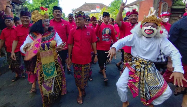 Koster Mandatkan Ketua DPC PDIP se-Bali Jenguk KPPS dan Linmas yang Tumbang