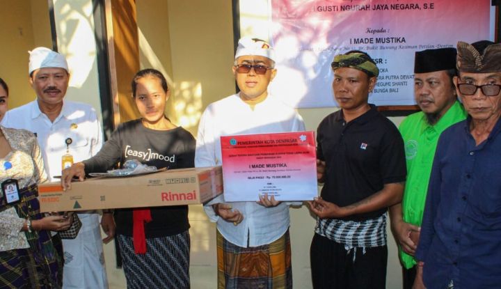 Wali Kota Jaya Negara Serahkan Bantuan Perbaikan RTLH di Denpasar