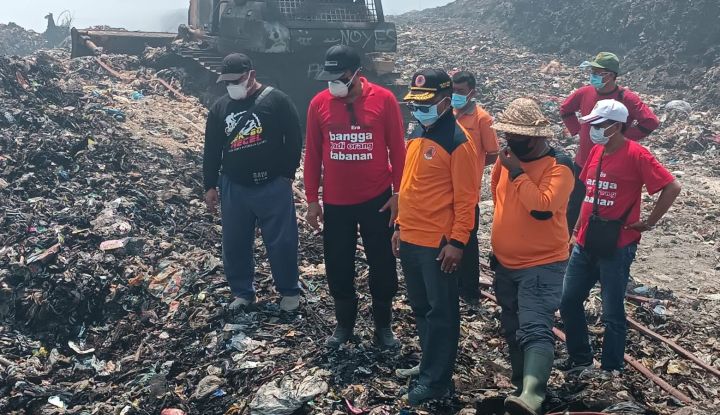 BPBD Bali Gercep Padamkan Kebakaran TPA Mandung Tabanan