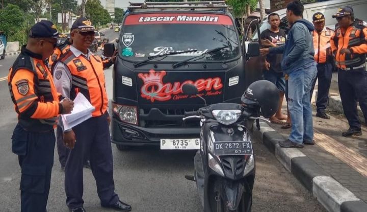 Penertiban Parkir Liar di Denpasar, 19 Kendaraan Ditempeli Stiker