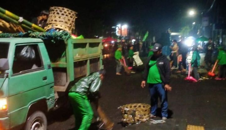1.000 Petugas Bersihkan Sampah pasca Malam Pengarakan Ogoh-Ogoh di Denpasar